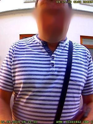 Policie v Šumperku zjišťuje totožnost muže u bankomatu zdroj foto: PČR