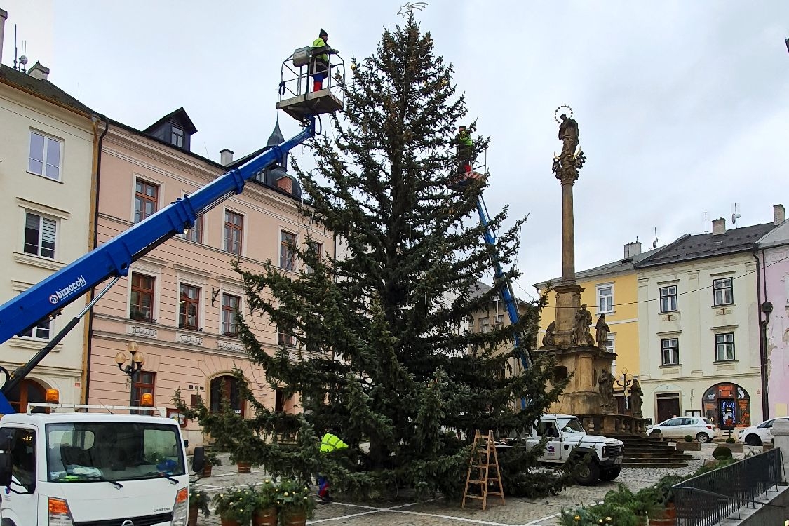příprava vánočního stromu v Šumperku - foto: sumpersko.net - M. Jeřábek