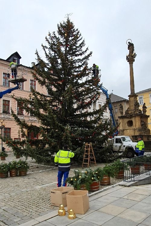 příprava vánočního stromu v Šumperku - foto: sumpersko.net - M. Jeřábek