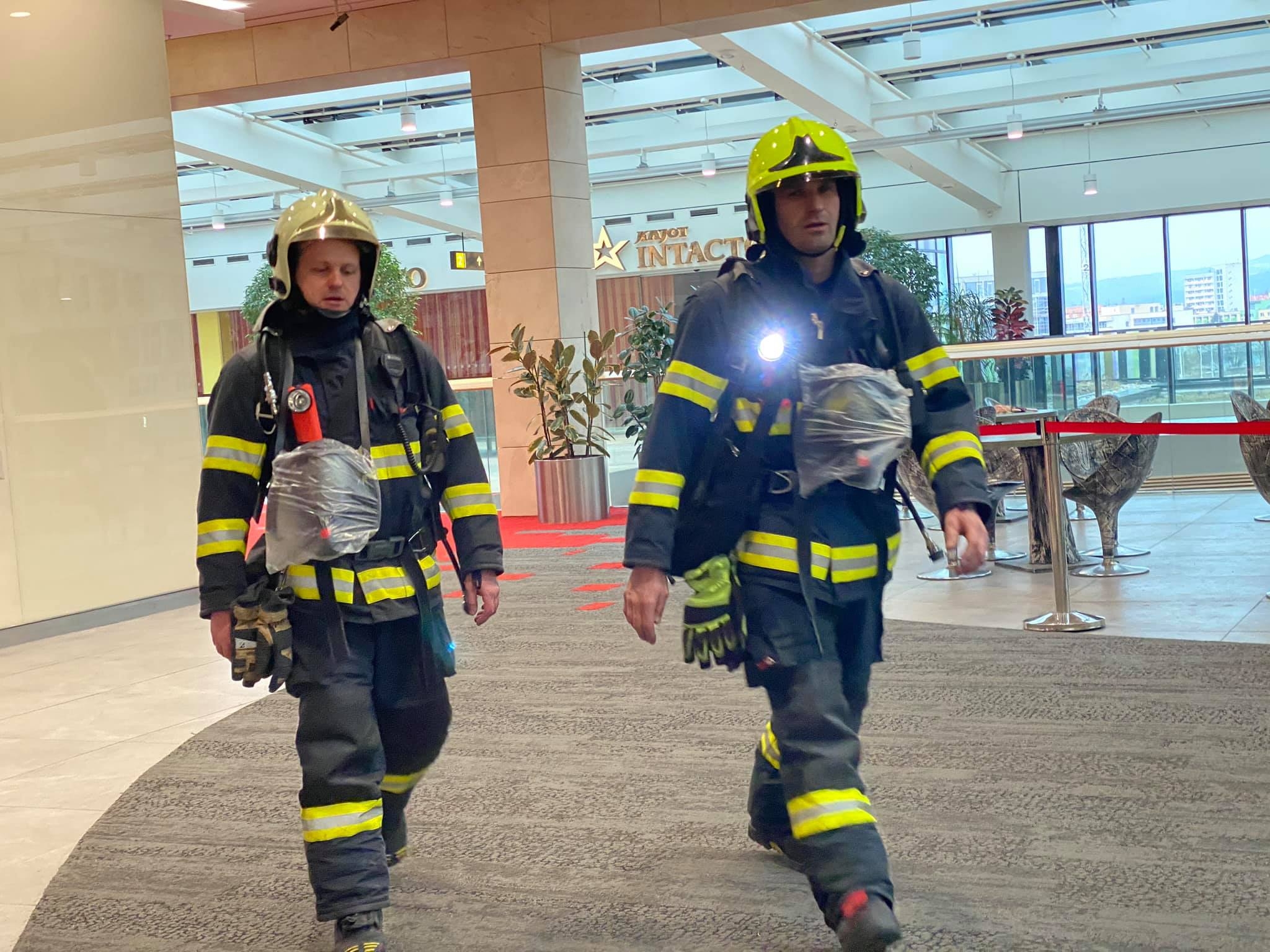 hasiči evakuovali návštěvníky olomouckého obchodního centra zdroj foto: HZS OLK