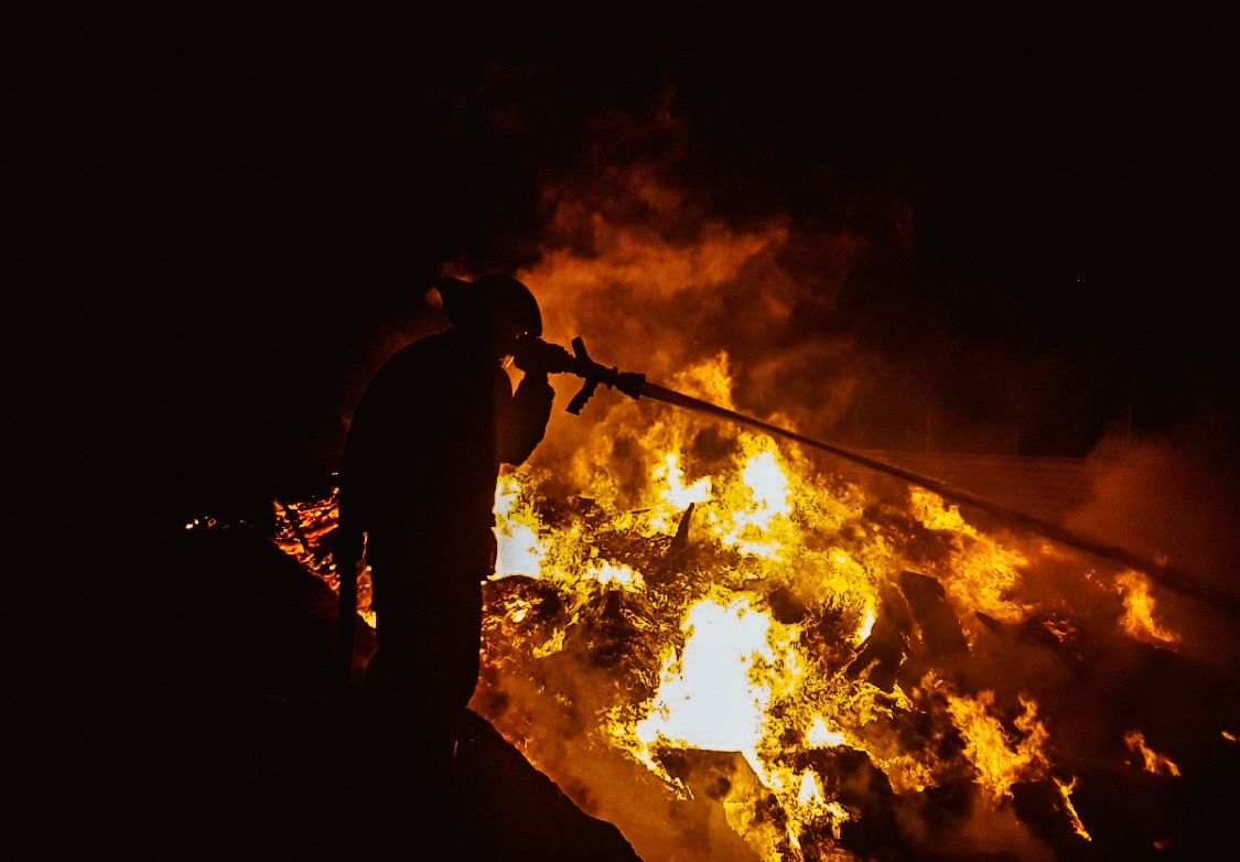 Suchonice - rozsáhlý požár štěpky a technologie zdroj foto: HZS OLK