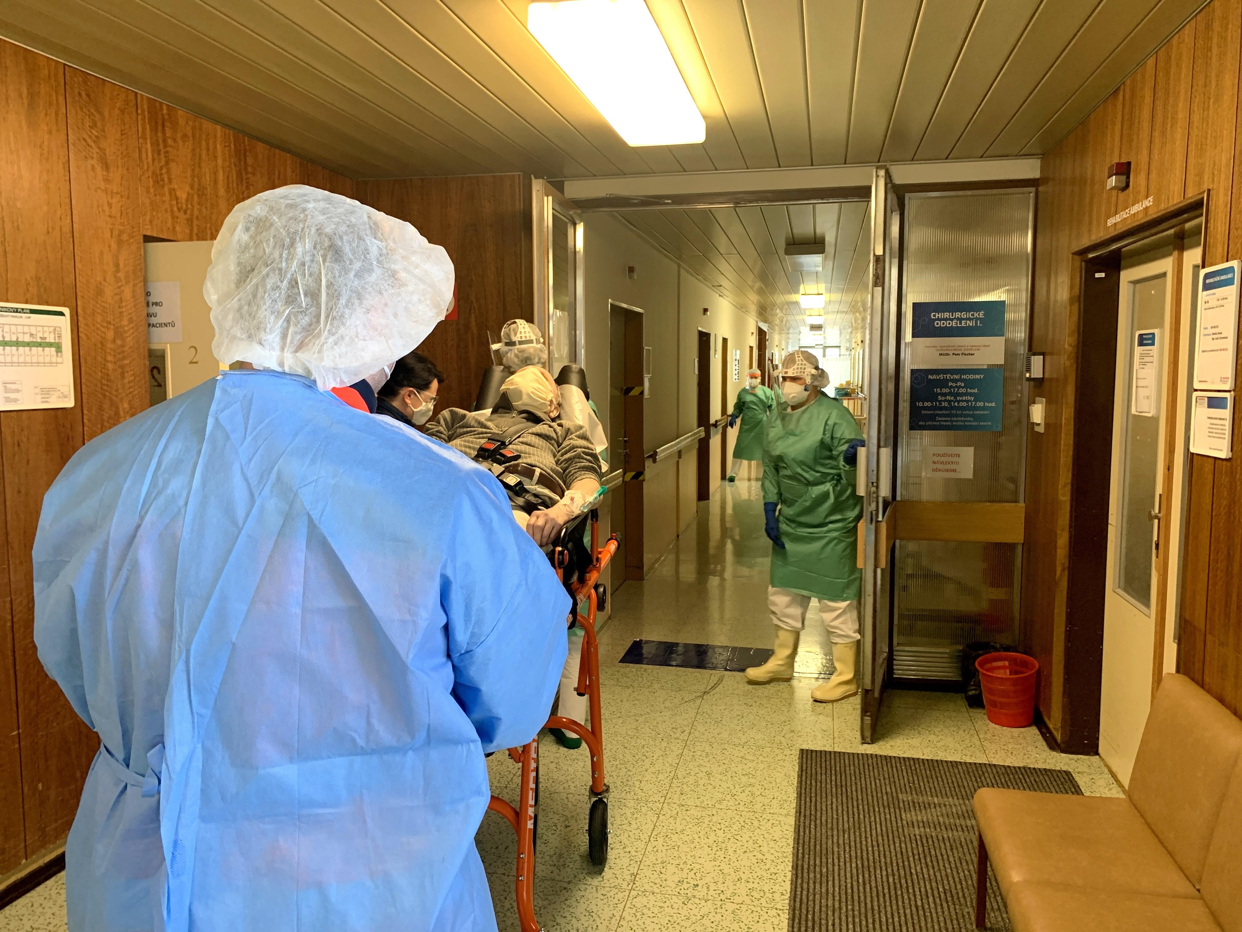 Příjem pacienta na izolační oddělení v Jesenické nemocnici zdroj foto: AGEL - R. Miloševská