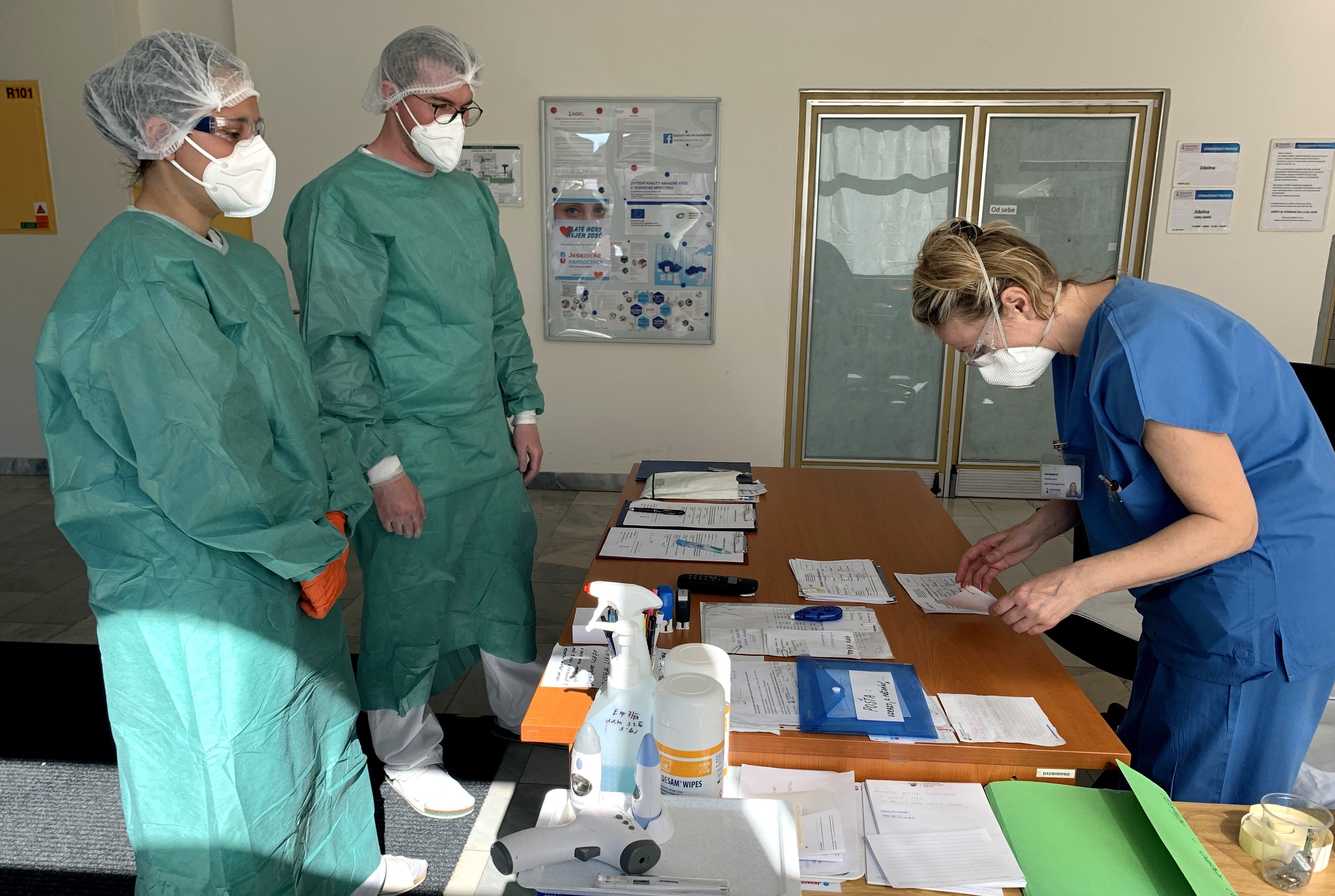 U vstupu do Jesenické nemocnice zdravotníci bedlivě kontrolují každého pacienta zdroj foto: AGEL - R. Miloševská