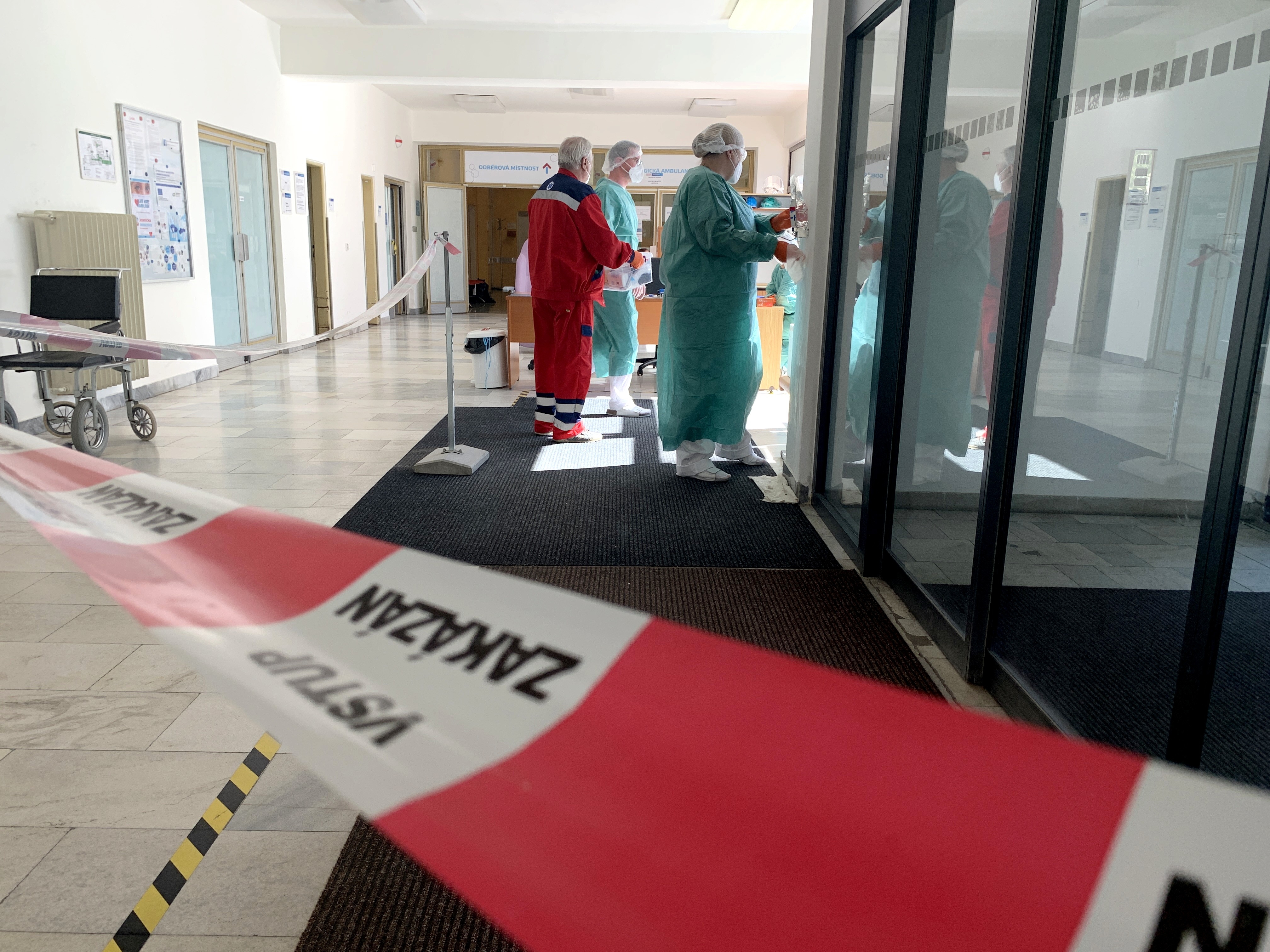 Jediný vstup do nemocnice vede v současné době přes kontrolovaný hlavní vstup zdroj foto: R. Miloševská - AGEL