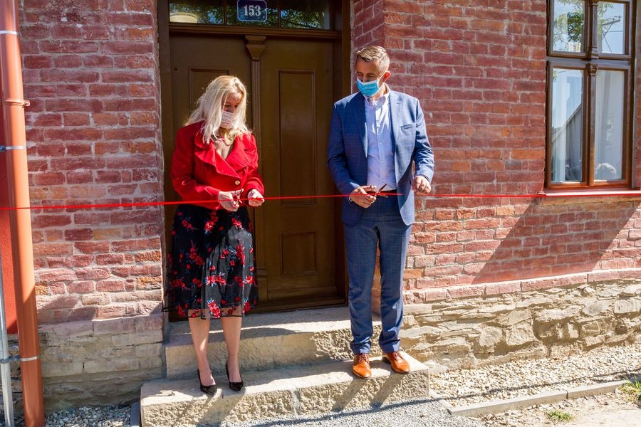 Červený domek v Kostelci na Hané opět připomíná básníka Petra Bezruče zdroj foto: OLK