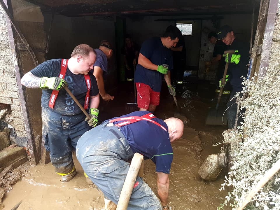 pomoc hasičů v zaplavených obcích zdroj foto: HZS OLK