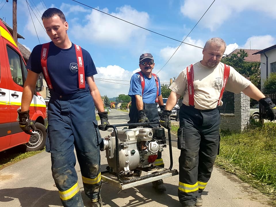 pomoc hasičů v zaplavených obcích zdroj foto: HZS OLK