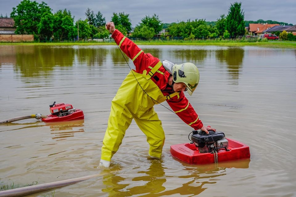 Činnost hasiči v zaplavených obcích
