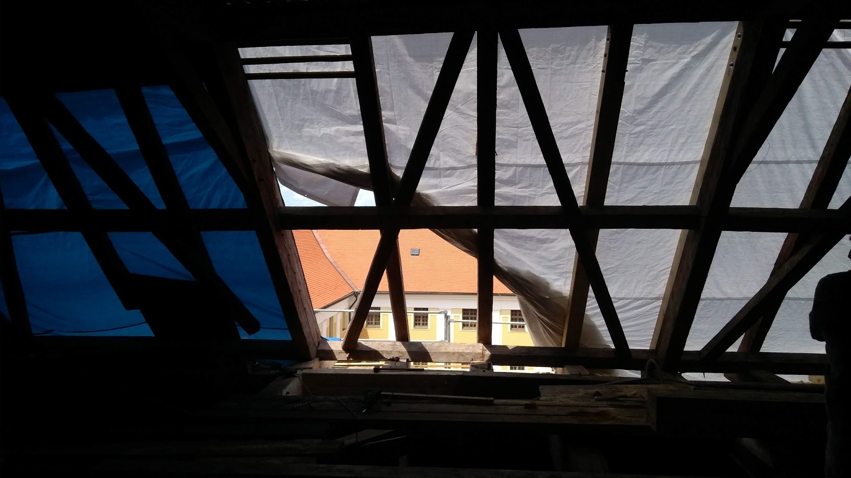 Rozsáhlá rekonstrukce střechy olomouckého muzea pokračuje zdroj foto: VMOL