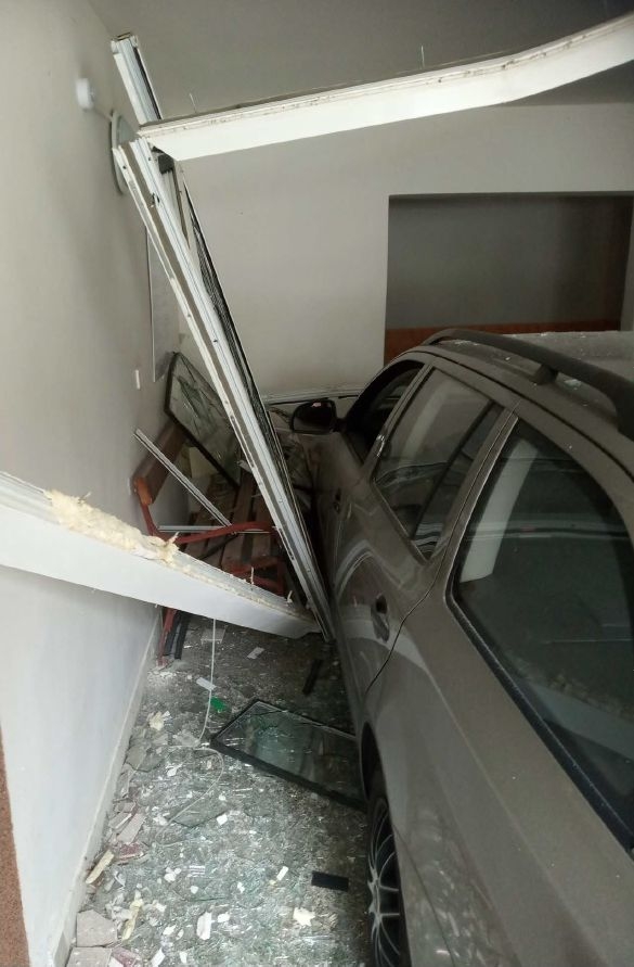 Poškození vchodu domu vozidlem zdroj foto: PČR