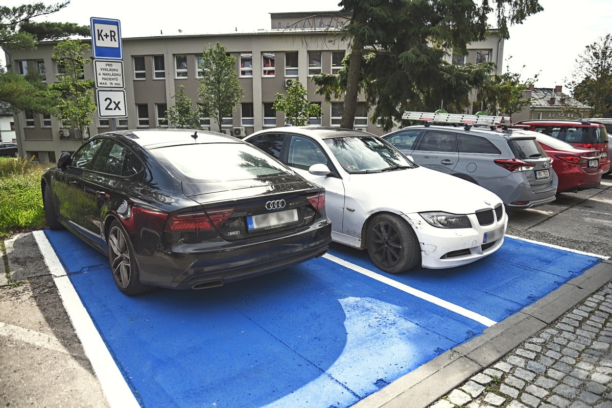 FN Olomouc zavádí modré parkovací zóny před klinikami zdroj foto:FNOL