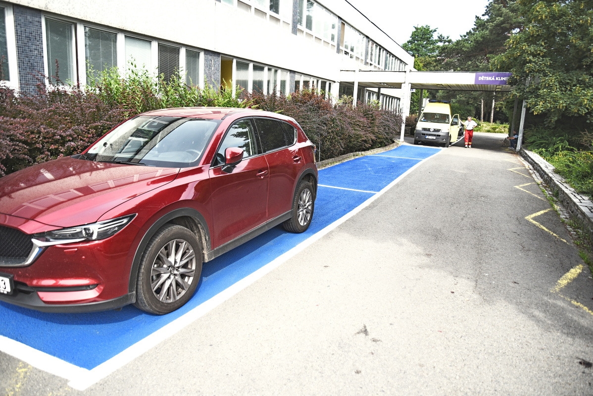 FN Olomouc zavádí modré parkovací zóny před klinikami zdroj foto:FNOL