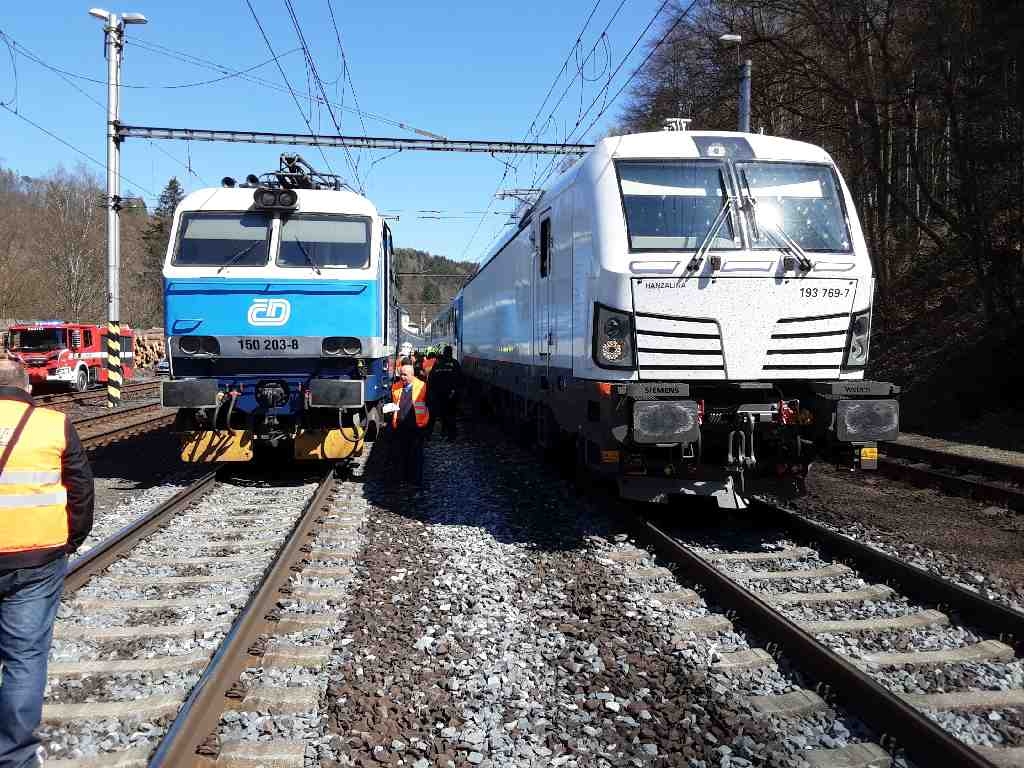 Hoštejn - požár lokomotivy zdroj foto: HZS OLK