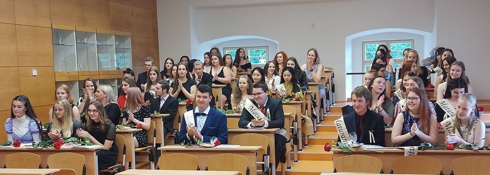 maturanti ze šumperské Zdravky dostali sladké poděkování zdroj foto: mus