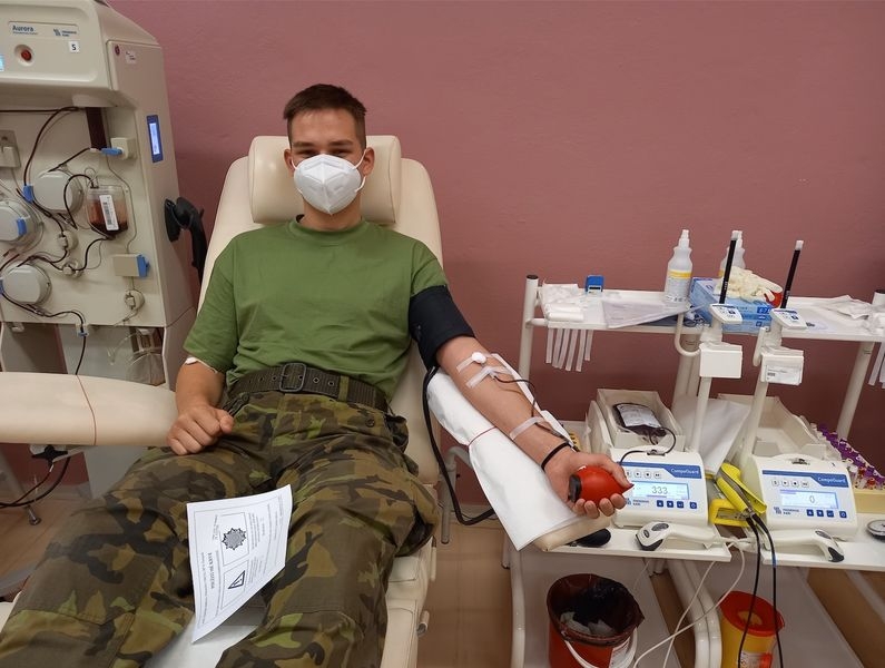 Šumperk - budoucí vojáci darovali krev zdroj foto: AGEL