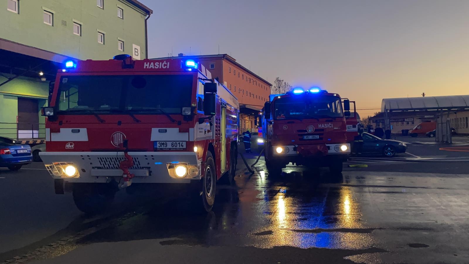 Olomouc - požár autodílny zdroj foto: HZS OLK