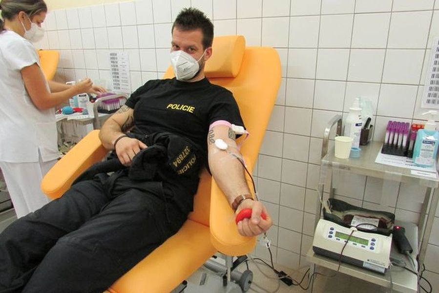 policisté na Jesenicku darovali krev zdroj foto: PČR