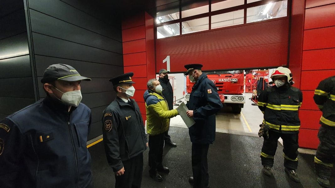 S hasiči se přijel na konci roku rozloučit a poděkovat jim za věrnou službu i krajský ředitel zdroj foto: HZS OLK