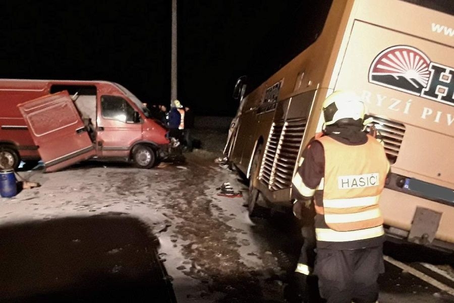 nehoda bus - auto Bohdíkov zdroj foto: HZS OLK