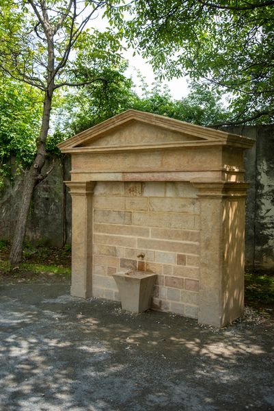 Historický portál s pitnou vodou opět slouží lidem zdroj foto: FNOL